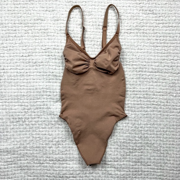 Skims Seamless Sculpt Thong Bodysuit - Picture 2 of 8